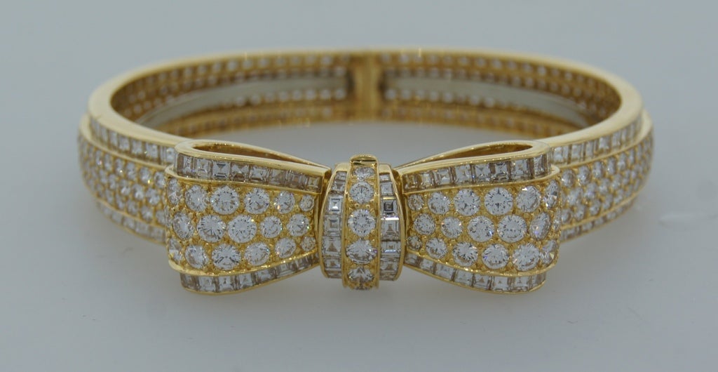 Van Cleef & Arpels Diamant-Gold-Schleifenarmband, 1970er Jahre im Zustand „Hervorragend“ in Beverly Hills, CA