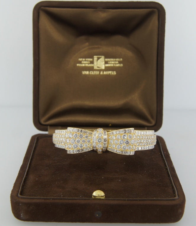 Van Cleef & Arpels Diamond Gold Bow Bracelet, 1970s In Excellent Condition In Beverly Hills, CA