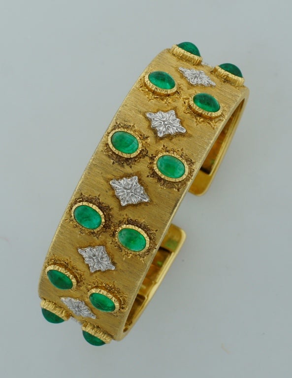 1960s Mario Buccellati Emerald and Two Tone Gold Bangle Bracelet In Excellent Condition In Beverly Hills, CA