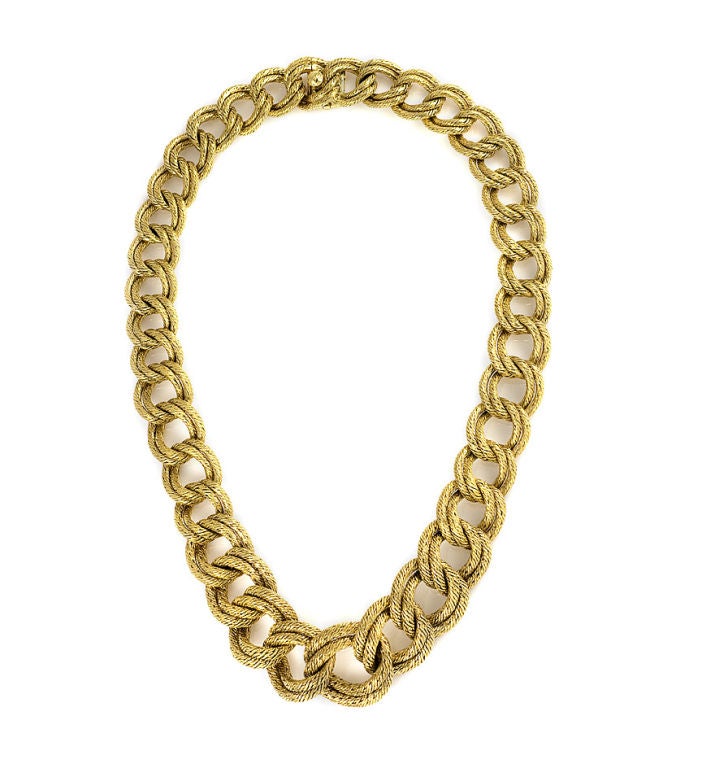 A woven gold curblink necklace of tapering design, in 18k. George L'Enfant for Van Cleef & Arpels, France. B4984.