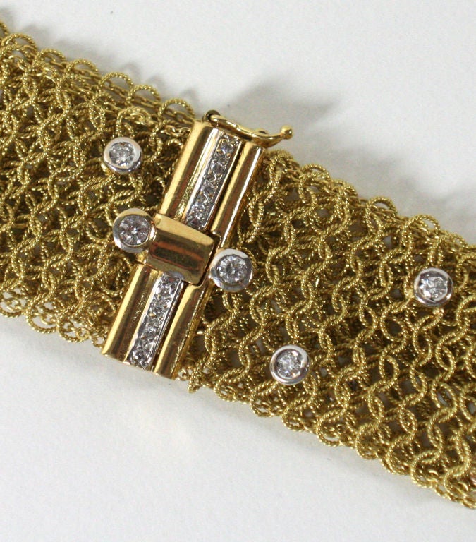 Intricate 18 kt gold woven mesh bracelet with 1.5 ct of bezelset diamonds