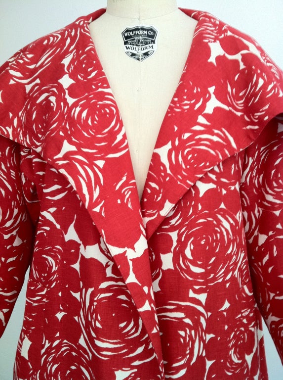 A fine vintage Anna Sui 'swing' coat. A dynamic red rose print over a white linen weave background. Large collar, open front (no closures and full sweep.