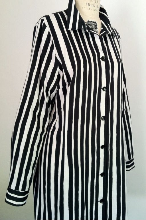 A fine vintage Marimekko shirtwaist dress. Dynamic black and white cotton printed item with button front.