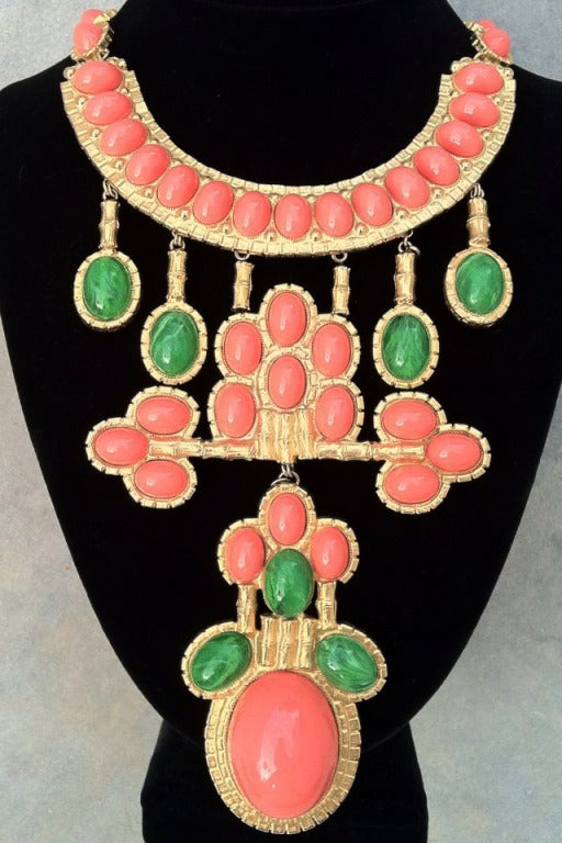 A fine and rare vintage William de Lillo prototype sample bib necklace constructed 1971. Exquisite signed gilt linked metal item features faux coral and jade cabochons. Original hidden push clasp closure intact. Outstanding item appropriate for any