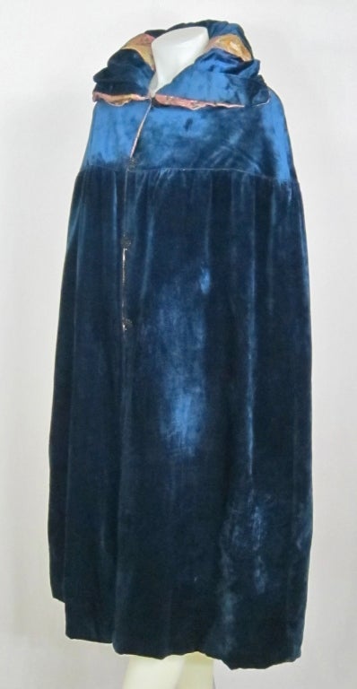 Women's VINTAGE 1920s BLUE SILK VELVET CAPE w BROCADE LINING For Sale