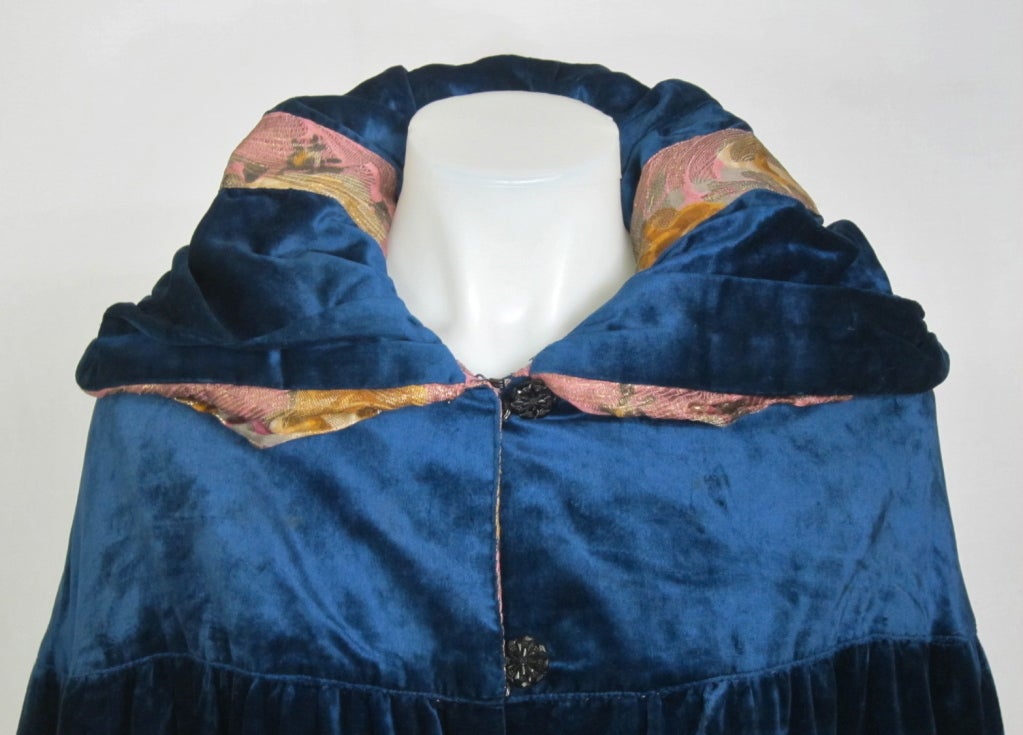 VINTAGE 1920s BLUE SILK VELVET CAPE w BROCADE LINING For Sale 4