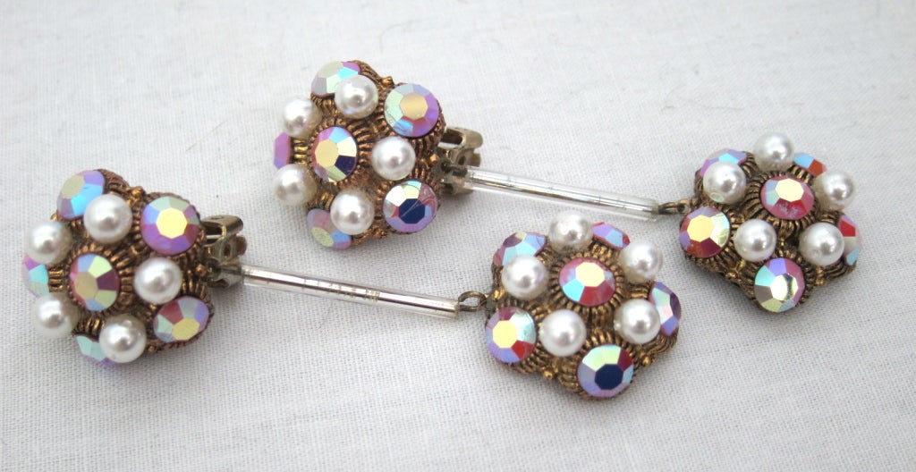 VINTAGE 1960s CRYSTAL & PEARL CLUSTER DANGLE EARRINGS For Sale 2