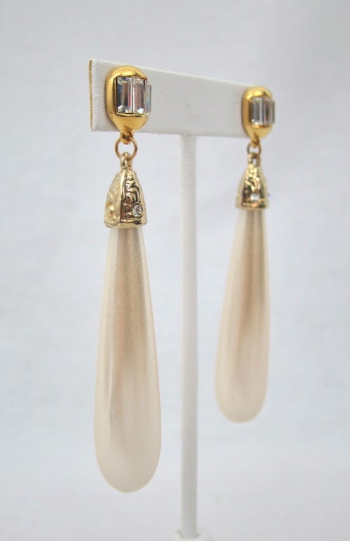 Women's VINTAGE ELONGATED CHUNKY FAUX PEARL  DUSTER CLIP ON  EARRINGS For Sale