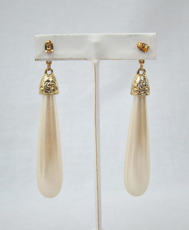 VINTAGE ELONGATED CHUNKY FAUX PEARL  DUSTER CLIP ON  EARRINGS For Sale 1