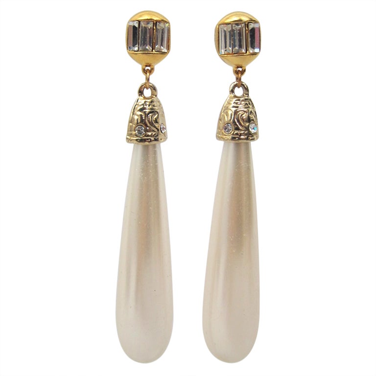 VINTAGE ELONGATED CHUNKY FAUX PEARL  DUSTER CLIP ON  EARRINGS For Sale