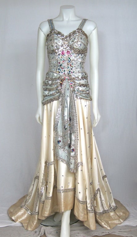 This is a fantastic Cleopatra sequin and satin masquerade party gown.
completely amazing!  metal zipperPlease feel free to ask about details.

Bust 32