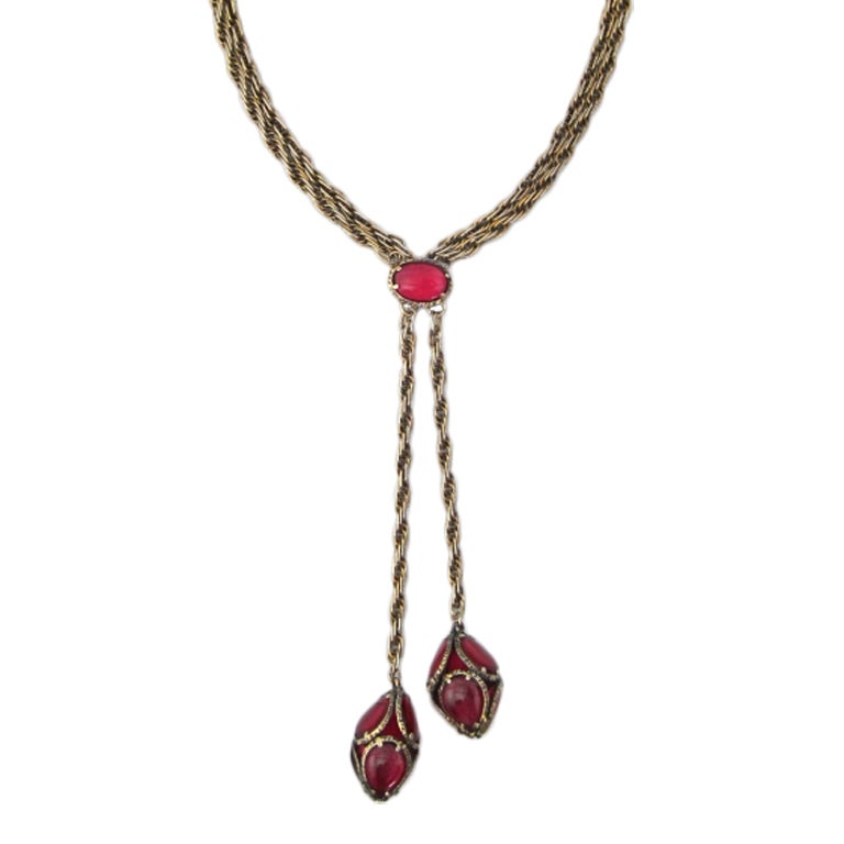 1960s Raspberry Double Baubles Twisted Gold Chain Sautoir Necklace For Sale