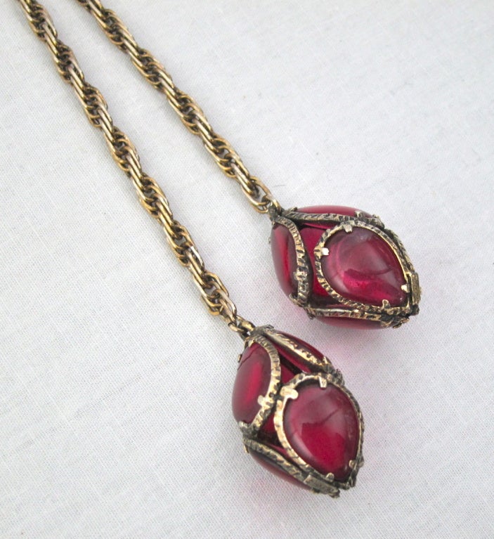1960s Raspberry Double Baubles Twisted Gold Chain Sautoir Necklace In Excellent Condition For Sale In San Francisco, CA