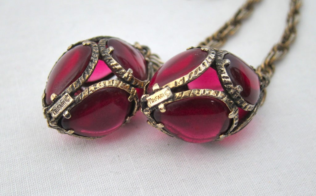 1960s Raspberry Double Baubles Twisted Gold Chain Sautoir Necklace For Sale 1