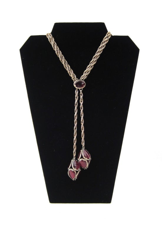 1960s Raspberry Double Baubles Twisted Gold Chain Sautoir Necklace For Sale 2