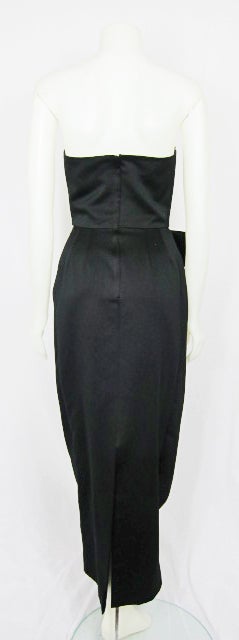 VICTOR COSTA BLACK STRAPLESS BOW SASH BLACK TIE DRESS. BEAUTIFULLY MADE AND IN EXCELLENT CONDITION.
SZIE 4
BUST     32
WASIT    26
HIP        36