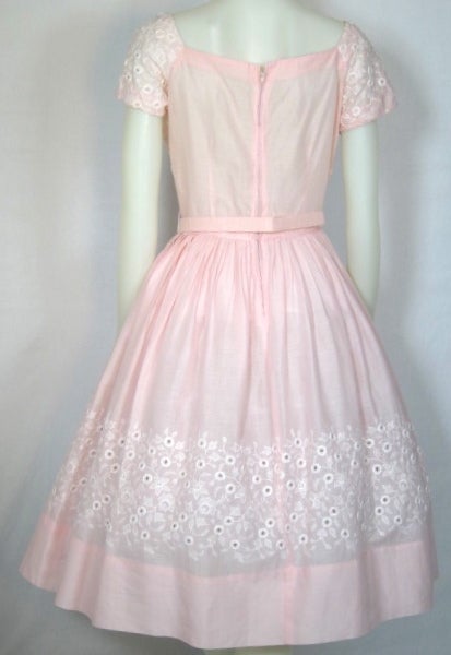 1950S PINK  w WHITE EMBROIDERY FULL SKIRT COTTON DRESS In Excellent Condition For Sale In San Francisco, CA