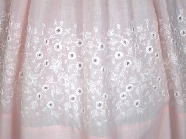 1950S PINK  w WHITE EMBROIDERY FULL SKIRT COTTON DRESS For Sale 1