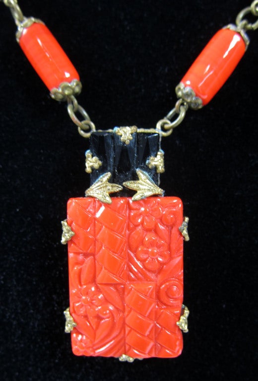 1930 ART DECO RED CARVED GLASS NECKLACE For Sale 2
