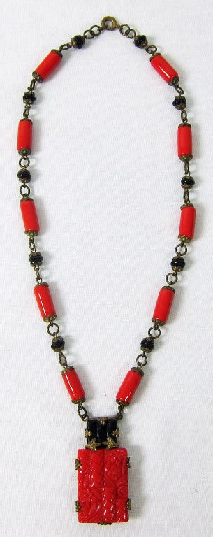 1930 ART DECO RED CARVED GLASS NECKLACE For Sale 4
