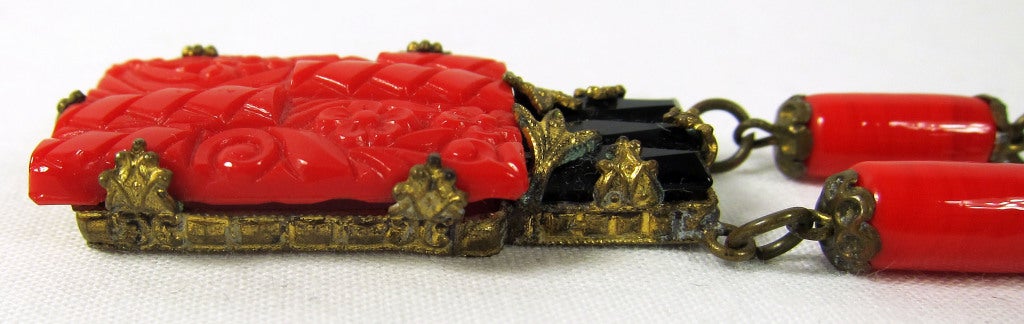 1930 ART DECO RED CARVED GLASS NECKLACE For Sale 6