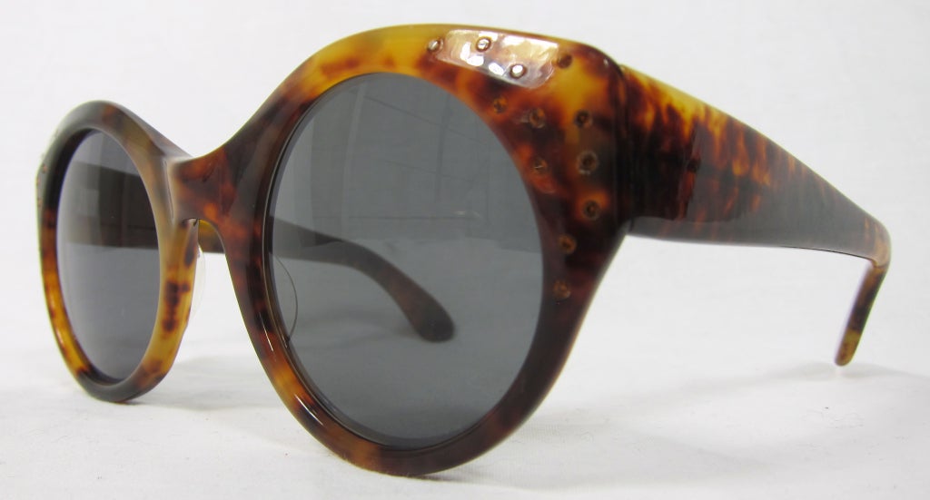 Vintage chunky sunglasses with round lenses and multi-colored thick  tortoise lucite frames with amber rhinestones. 

Front Width - 6