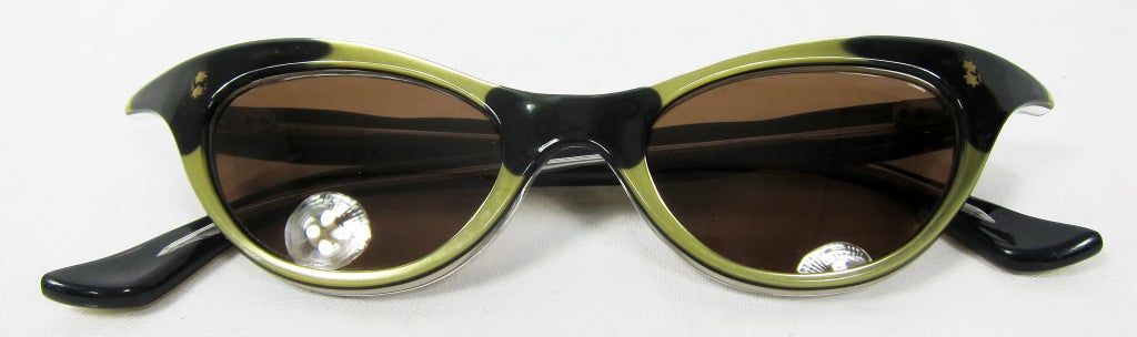 Women's 1950s EXAGGERATED CAT EYE BLACK & GOLD LUCITE SUNGLASSES For Sale