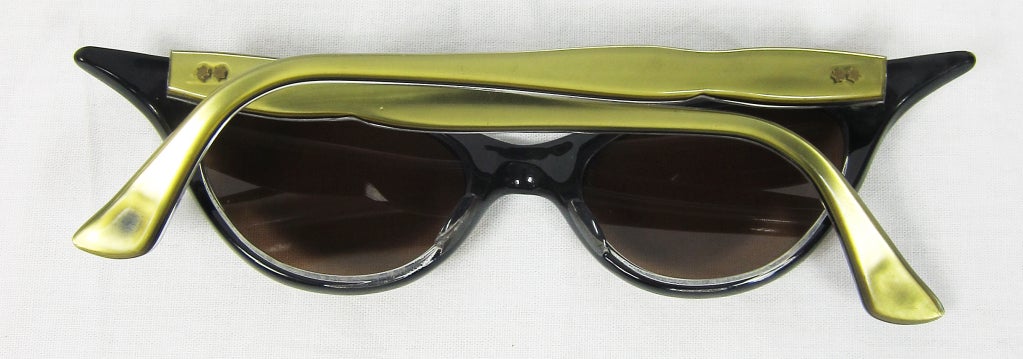 1950s EXAGGERATED CAT EYE BLACK & GOLD LUCITE SUNGLASSES For Sale 1