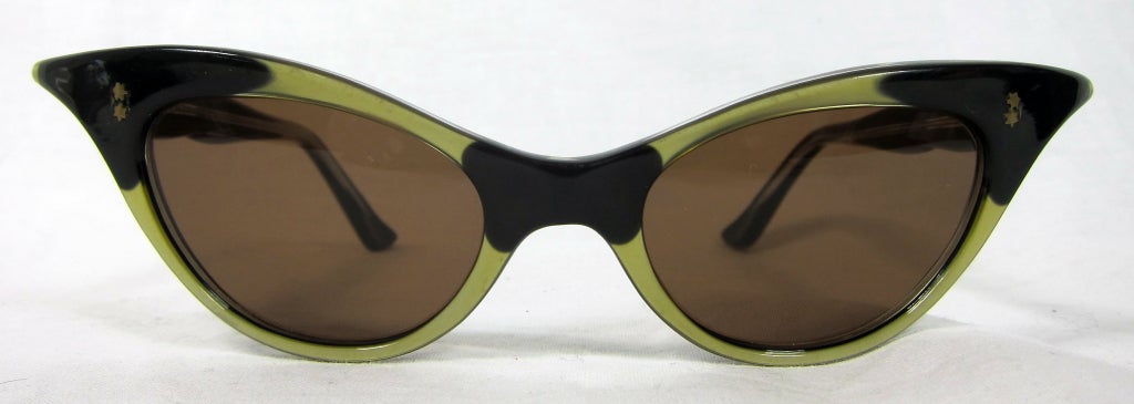 1950s EXAGGERATED CAT EYE BLACK & GOLD LUCITE SUNGLASSES For Sale 2