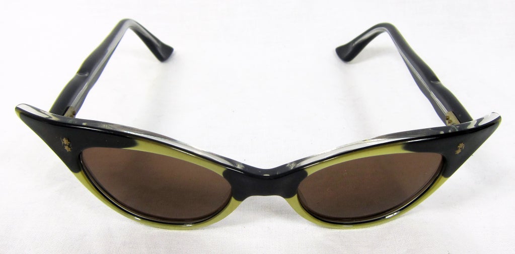 1950s EXAGGERATED CAT EYE BLACK & GOLD LUCITE SUNGLASSES For Sale 3