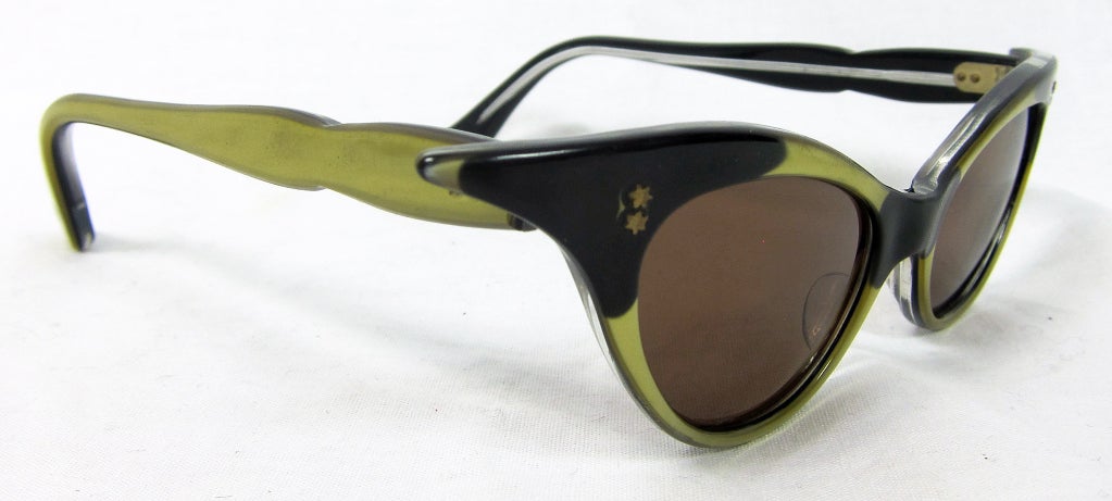 1950s EXAGGERATED CAT EYE BLACK & GOLD LUCITE SUNGLASSES For Sale 4