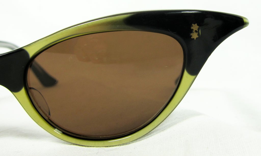 1950s EXAGGERATED CAT EYE BLACK & GOLD LUCITE SUNGLASSES For Sale 5