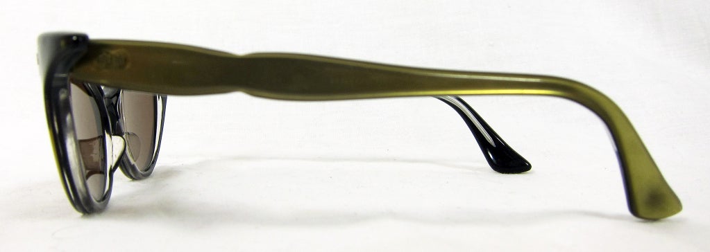 1950s EXAGGERATED CAT EYE BLACK & GOLD LUCITE SUNGLASSES For Sale 6