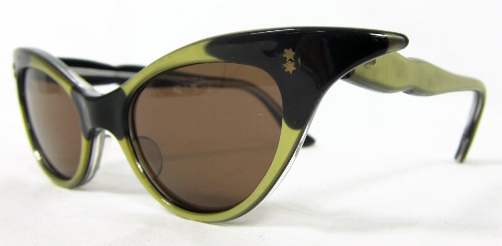 1950s EXAGGERATED CAT EYE BLACK & GOLD LUCITE SUNGLASSES For Sale 7