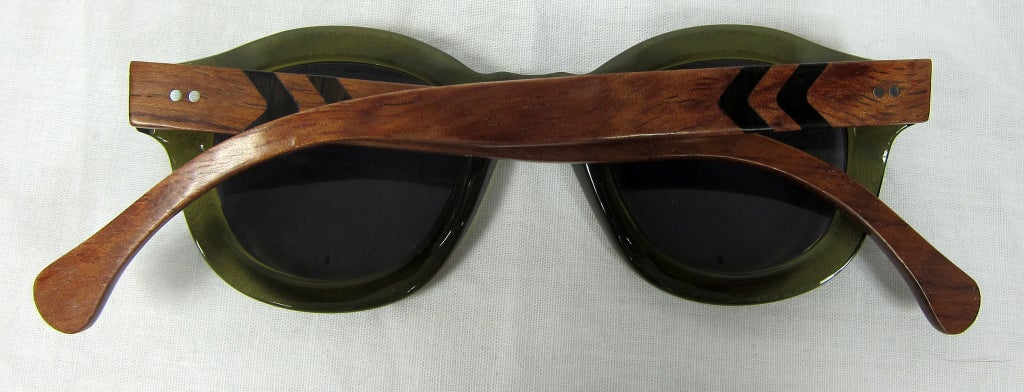 Women's or Men's 1940s STYLE OLIVE GREEN SUNGLASSES w WOODEN TEMPLES For Sale