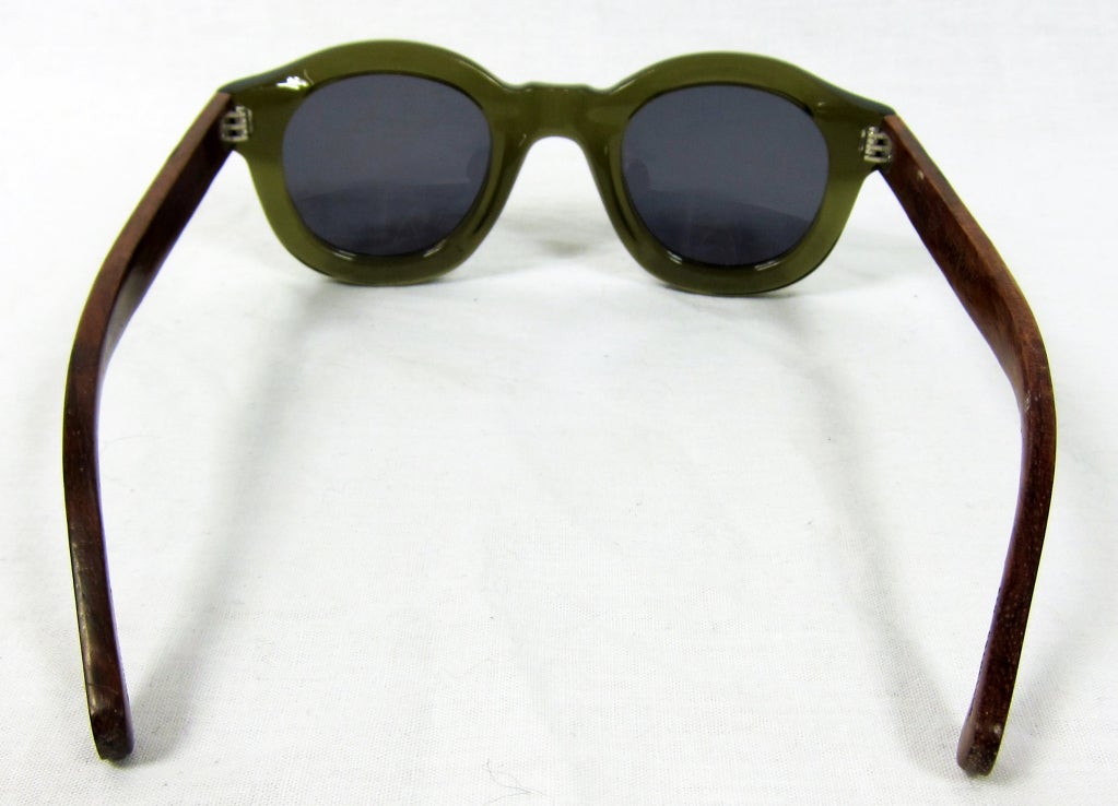 1940s STYLE OLIVE GREEN SUNGLASSES w WOODEN TEMPLES For Sale 3