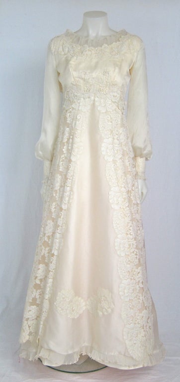 LOVELY  vintage  antique white organza , lace and pearls wedding dress  with back bows and metal zipper.  Late 1960s

Excellent condition. 

Bust: 33
Waist: 26