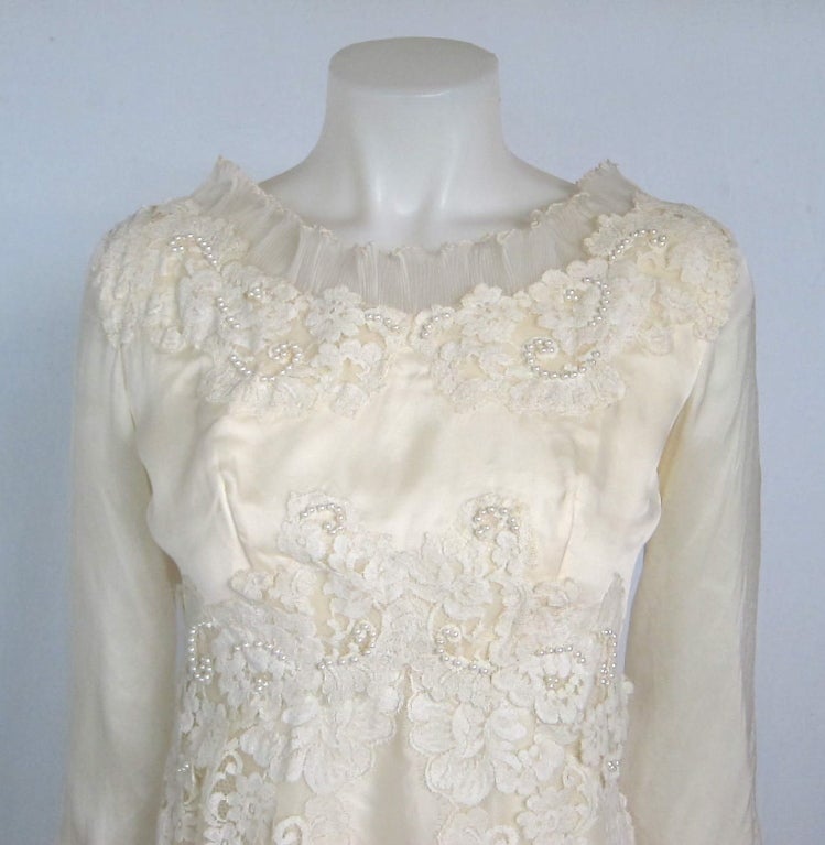Vintage 1960s  Ivory  White Lade & Pearls Wedding dRess In Excellent Condition For Sale In San Francisco, CA