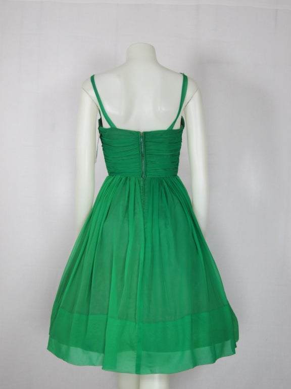 Beautiful Kelly green chiffon dress. Metal zipper. The dress is shown with crinoline (making the hem a little uneven in photos but it is not uneven!) Fully lined..Gorgeous...

Bus 34