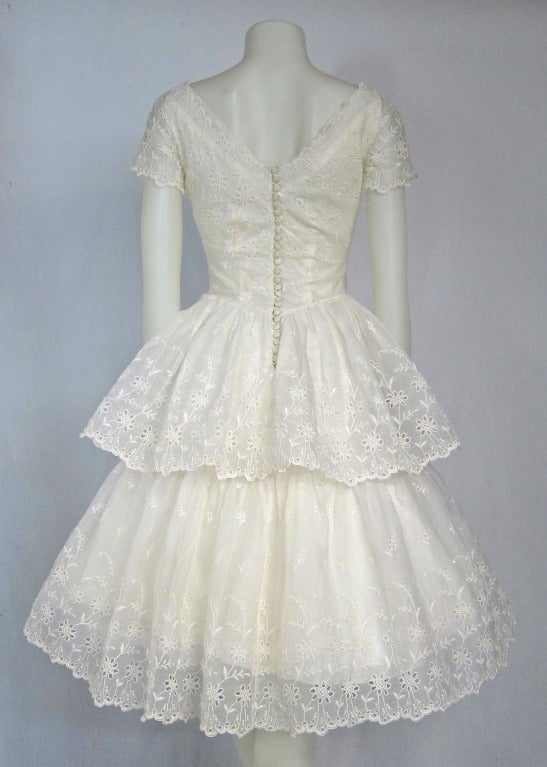 VINTAGE WHITE ORGANZA EYELET LAYERED PARTY WEDDING DRESS  Back Buttons In Excellent Condition For Sale In San Francisco, CA