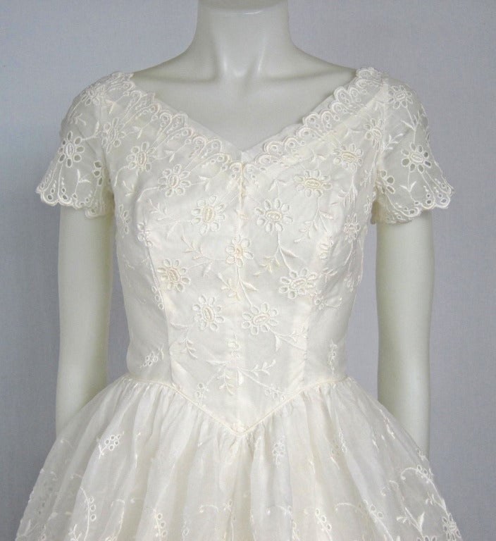 Women's VINTAGE WHITE ORGANZA EYELET LAYERED PARTY WEDDING DRESS  Back Buttons For Sale