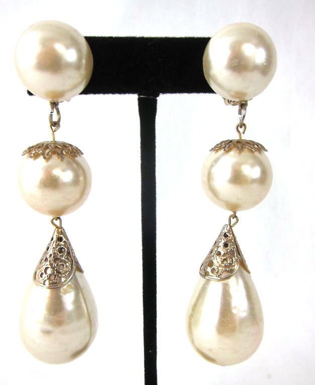 Fabulous Pair of Faux Baroque pearl and ornate gold housing dangle clip on Earrings.
 Beautiful!
 We accept Pay Pal and ship priority mail globally.
