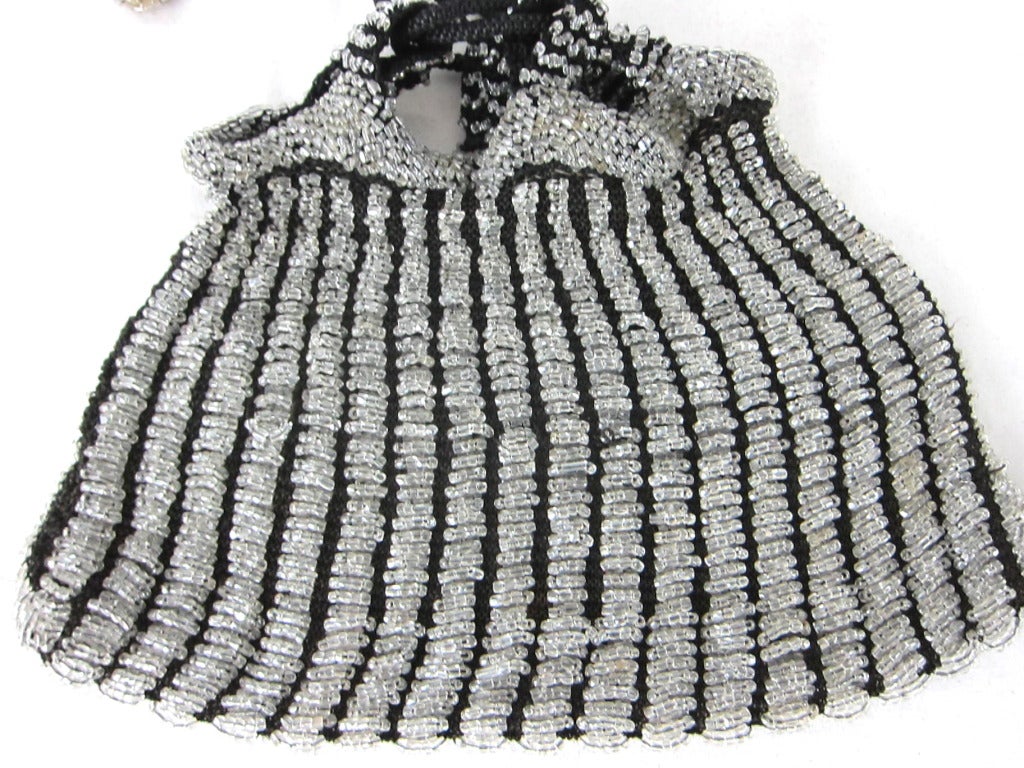 ART DECO  Putting it on the Ritz-Black & Silver Glass Bead Flapper Purse Handbag In Excellent Condition For Sale In San Francisco, CA