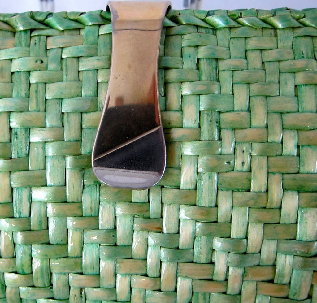 1960s Spring Green Hard Wicker Clutch. Hide-a-way chain.
Made in Hong Kong

9