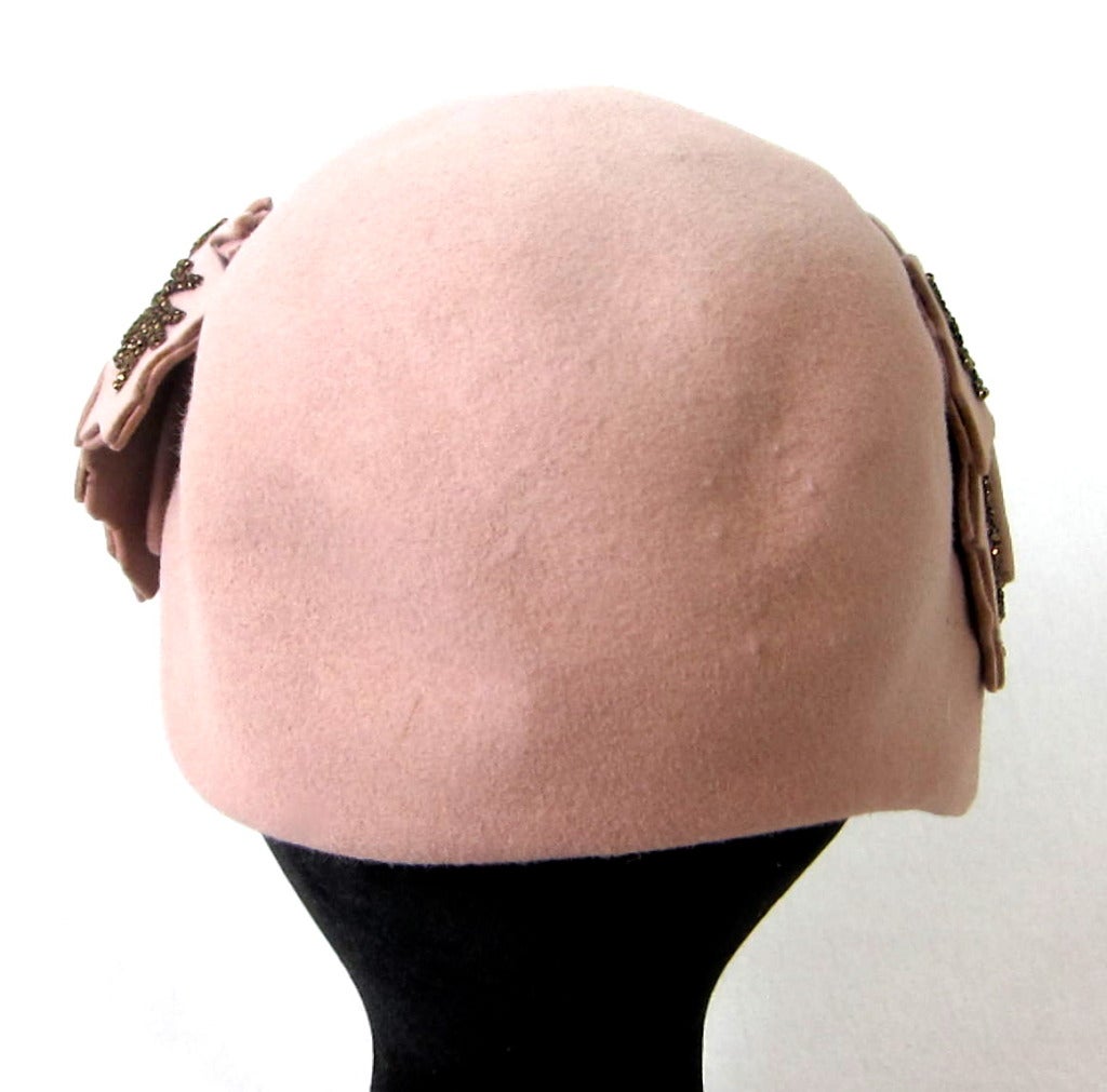 1950s  NUDE PINK MAPLE LEAF COPPER BEADED HAT-Joseph Magnin For Sale 3