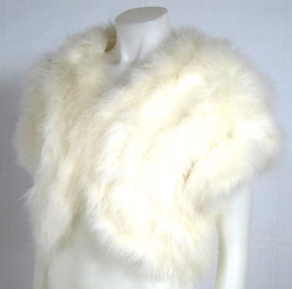 Art Deco Creamy Off White Ostrich Feather Vest Bolero by Lilli Diamond.  One hook eye closure:

Bust: 38