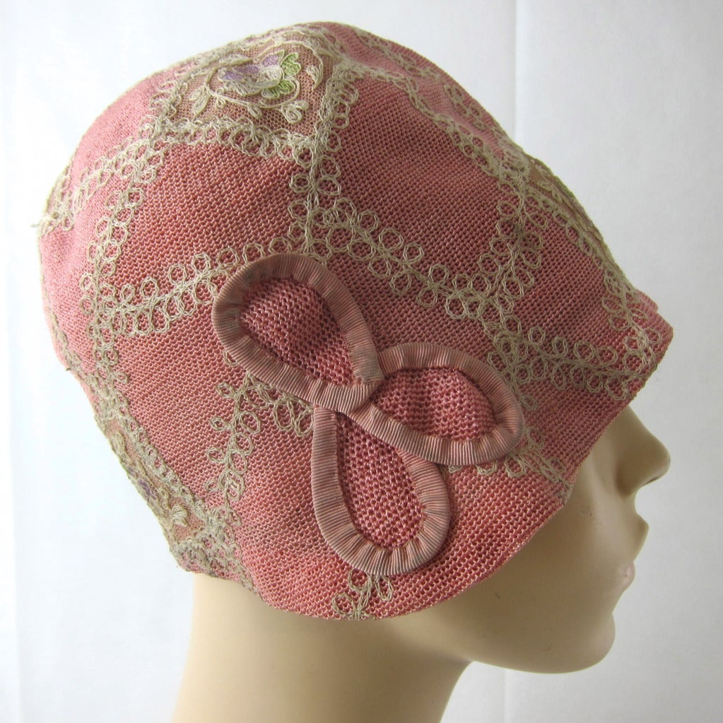 Beautiful 1920's pink embroidered cloche hat by Blossom Hats Paris New York 

Fits a 22