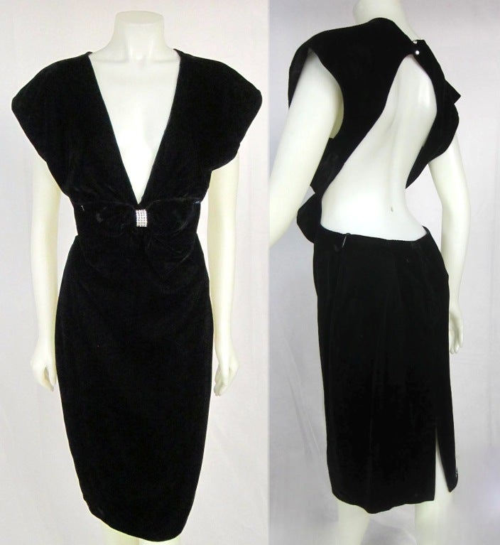 Black Velvet Plunge neckline backless dress. Finished with bow and Rhinestones. 

Bust 38