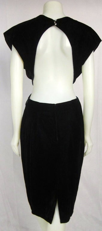 Vintage Plunge Neckine Backless Black Velvet Dress-Bow w Rhinestones In Good Condition For Sale In San Francisco, CA