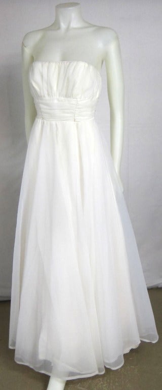 Perfect dress for a beach wedding or garden wedding. Strapless shelf bust fitted ruched flattering waist. Full flowing skirt. Metal zipper Fully lined. Simple Elegance! 

Bust: 33